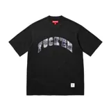 Camiseta de manga corta Supreme en color negro, con estampado frontal en tipografía arqueada con diseño de cuadros escoceses y etiqueta de marca en el dobladillo inferior.