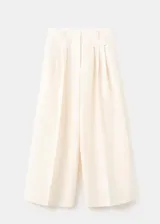 Pantalón sastrero de algodón color marfil, de tiro bajo y diseño recto de pernera ancha. Cuenta con pinzas frontales, bolsillos laterales y un pequeño bolsillo con solapa y botón en la cintura.