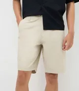 Bermuda masculina de corte slim confeccionada en sarga de algodón. Presenta un diseño de sastrería con cintura con trabillas, cierre tradicional y bolsillos laterales y traseros.