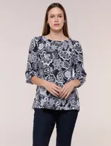 Blusa de manga tres cuartos abullonada, con escote bote y estampado floral en tonos negros y blancos.