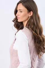 Chaleco tejido color negro, con cuello alto y diseño de trenzas en el frente. Tiene un parche de cuero sintético marrón con logo en el dobladillo inferior.