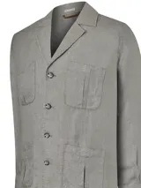 Chaqueta de lino orgánico color gris, tipo blazer con estilo cargo, cuello con solapa, cierre frontal de botones y múltiples bolsillos con fuelle en el pecho y la parte inferior.