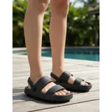 Chancletas tipo gomones de diseño ergonómico, color verde oliva, con doble tira ancha en el empeine y tira trasera ajustable. Fabricadas en material sintético antideslizante con suela de plataforma.