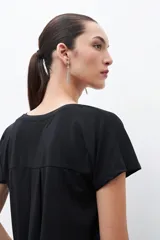 Blusa color cereza de manga corta con escote en V.