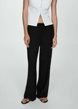 Pantalon de corte recto y tiro medio, confeccionado en una mezcla de lino y viscosa. Presenta cintura elástica con cordón de ajuste y diseño largo.