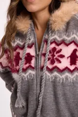 Buzo de punto con cierre frontal, diseño de jacquard con motivos geométricos en tonos gris, rosa y bordó. Cuenta con capucha desmontable con borde de piel sintética y cordones decorativos con borlas.