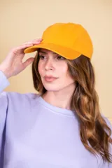 Gorra de visera color amarillo mostaza.