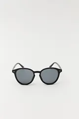 Lentes de sol con armazón redondo de acetato negro y cristales oscuros.