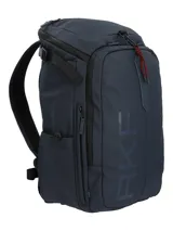Mochila RKF de diseño técnico en color azul marino, confeccionada en poliéster reciclado repelente al agua. Presenta un compartimento principal con cierre, logo de la marca estampado verticalmente en el frente y detalle de cordón decorativo con mosquetón.