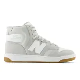 Championes de caña alta New Balance modelo BB480WG, color gris claro con detalles en blanco y suela color caramelo. Confeccionados en cuero y tela, con logo "N" característico en los laterales y plantilla OrthoLite.