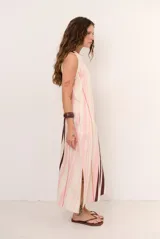 Vestido midi de punto sin mangas, con escote redondo y diseño de rayas verticales en tonos crudo, rosado y marrón oscuro.