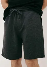 Bermuda de algodón con cintura elástica y cordón ajustable, de corte recto y diseño liso.