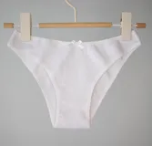 Bombacha básica tiro medio color blanco, confeccionada en algodón elastizado.