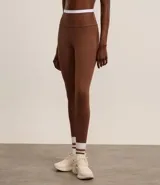 Pantalón legging deportivo color marrón con cintura alta en contraste color blanco. Confeccionado en tejido de poliamida y elastano, de ajuste ceñido al cuerpo.