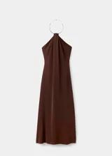 Vestido largo color marrón, diseño evasé y sin mangas, con cuello halter integrado a un cuello rígido metálico tipo choker.
