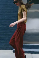 Pantalón de tiro medio confeccionado en 100% piel de ante, con diseño de cinco bolsillos, corte recto y cierre frontal con cremallera y botón metálico.