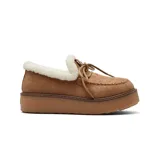Zapato tipo mocasín con plataforma, confeccionado en material efecto gamuza color tostado. Presenta interior y borde superior forrados en corderito sintético blanco, con detalle de cordones decorativos en el empeine y costuras reforzadas en la puntera.