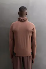 Sudadera técnica de running Zara Athleticz, modelo slim fit en color marrón y negro, con cuello subido, capucha ajustada y mangas largas.