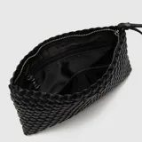 Clutch de fiesta color bronce con diseño tejido y asa de mano.