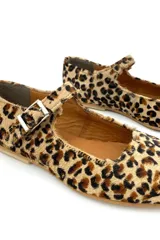 Zapato Mary con estampado animal, confeccionado 100% en cuero, con capellada, forro y plantilla de cuero. Ajuste con hebilla.