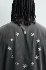 Camiseta de corte relajado con cuello redondo y mangas cortas. Presenta un efecto lavado que le otorga una apariencia única y estampados a contraste en el frente.