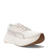 Championes de running Puma Max Stride Lite, de color beige con detalles en rosado, entresuela alta amortiguada y suela de goma color marrón.