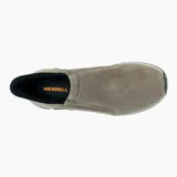 Zapato tipo slip-on Merrell modelo Jungle Moc 2.0, confeccionado en ante de cerdo color marrón. Presenta diseño sin cordones con paneles elásticos laterales para facilitar el calce, entresuela de espuma EVA y suela Vibram de alto rendimiento.
