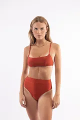 Bombacha de bikini tiro alto color ladrillo, con diseño de faja de lycra doble que se adapta a la cintura y ofrece mayor comodidad.