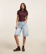 Blusa básica de manga corta y cuello redondo, confeccionada en viscosa texturizada de canalé con elastano y detalle de terminación ondulada en el bajo.