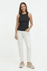 Pantalón de jean color blanco off-white, de corte recto y tiro mid-rise, con costuras pespuntadas en contraste y terminación desmechada en el ruedo.