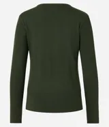 Suéter de punto color rosado, con cuello barco, mangas largas y puños con botones decorativos. El dobladillo también es acanalado.