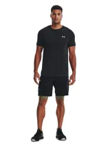 Short deportivo Under Armour de secado rápido, color negro, con diseño de doble capa que incluye una calza interna en color verde oliva. Cuenta con logo de la marca en la pierna derecha, cintura elástica y bolsillos laterales.