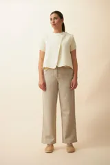 Chaleco color beige con textura tipo espiga, corte holgado y solapa cruzada.