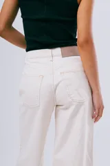 Jean Widi de corte wide leg y tiro alto, color negro, con diseño amplio y fluido.