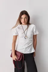 Remera negra de manga corta, con cuello redondo y diseño de corte recto.