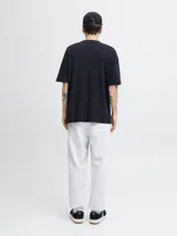 Pantalón de jogging color gris melange, con corte regular y cintura elástica con cordón ajustable. Presenta puños acanalados en los tobillos y un pequeño logo bordado en la parte superior de la pierna izquierda.