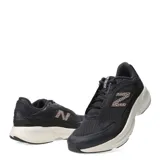 Championes de entrenamiento New Balance modelo Ctlyst, color negro con entresuela blanca. Presentan un diseño de malla técnica transpirable con refuerzos sintéticos y el logo lateral con estampado animal print.