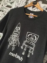 Remera gris con estampado de Bob Esponja y Patricio Estrella como esqueletos.