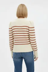 Sweater acrílico con diseño de rayas horizontales verdes sobre base blanca, cuello redondo y mangas largas con fruncido en los hombros.