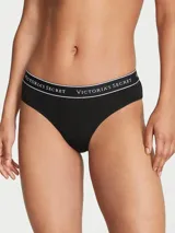 Bombacha tipo hiphugger Victoria's Secret de color negro, confeccionada en algodón con cintura elástica con el nombre de la marca impreso.