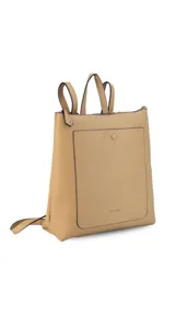 Mochila de diseño moderno y funcional, confeccionada en símil cuero con textura granulada. Cuenta con un bolsillo frontal con broche, cierre principal superior, manija superior y correas ajustables. Incluye logo de la marca grabado en el frente.