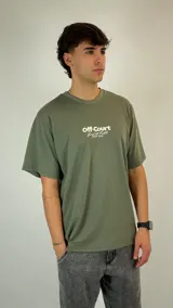 Remera de algodón color verde oliva, con cuello redondo, manga corta y estampado gráfico en el pecho con la inscripción Off-Court.