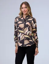Camisa de gasa negra con estampado de flores en tonos marrones y beige. Tiene cuello con solapa, abertura central con botones y mangas 3/4 con puño fruncido.