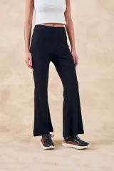 Pantalón negro de viscosa con corte wide leg y tiro alto.