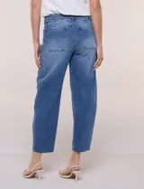 Jean de tiro alto y calce relajado tipo baggy confeccionado en denim con sutil elasticidad, con cintura con pasacintas anchos, bolsillos frontales aplicados tipo parche, pierna de silueta holgada y terminación al tobillo con ruedo al corte deshilachado.