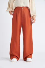 Pantalón de vestir color óxido con corte oxford, cintura con elástico, cierre frontal con botón y bolsillos laterales.