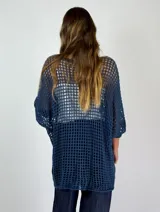 Top de tejido crochet color ladrillo, con escote en V y mangas 3/4 acampanadas.