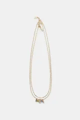 Pack de dos collares dorados de diferente longitud: uno de cadena de cuentas metálicas y otro de eslabones, ambos con pequeños dijes colgantes de cristales de colores.