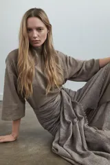 Pantalón de piqué color gris topo, de tiro medio con cintura elástica interior y diseño de pierna ancha.