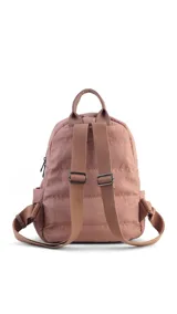 Mochila de nylon acolchado con diseño capitoneado, color bordó. Cuenta con cierre superior, bolsillo frontal con cierre metálico, asa superior de mano y correas regulables para la espalda.